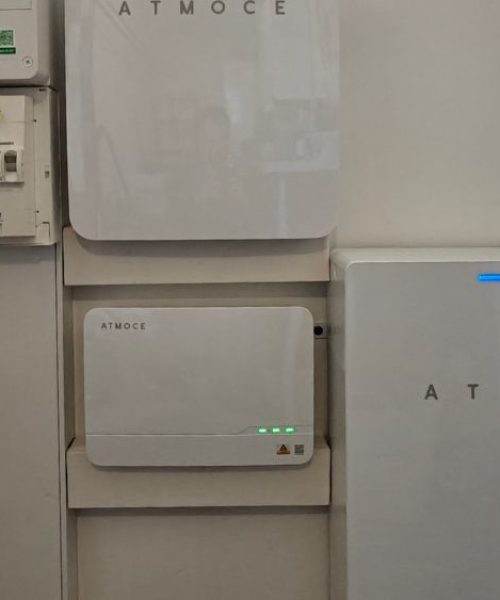 Local technique résidentiel avec onduleur photovoltaïque, tableau électrique et batteries de stockage installés dans une maison du Morbihan