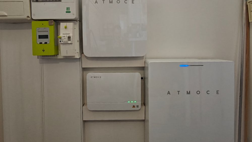 Local technique résidentiel avec onduleur photovoltaïque, tableau électrique et batteries de stockage installés dans une maison du Morbihan